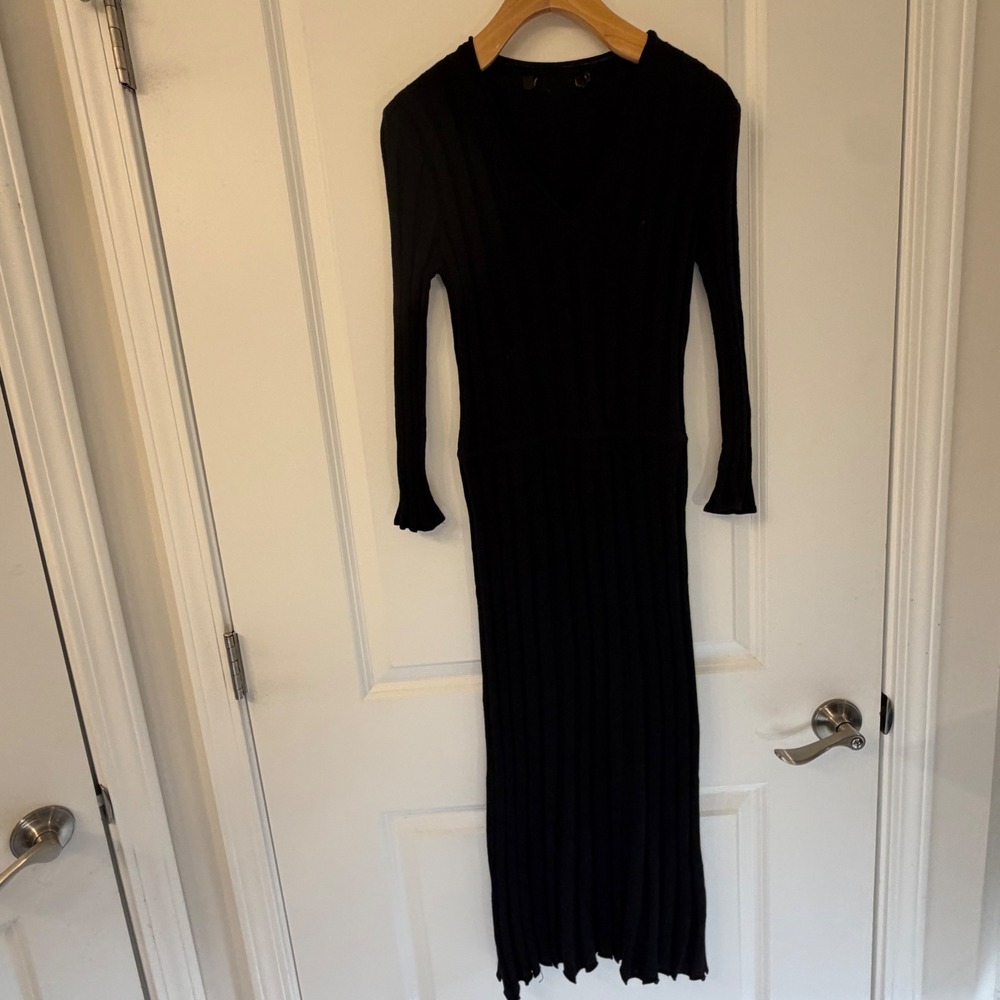 Boutique Black 100% Extrafine Merino Wool Ribbed V-Neck‎ Midi Dress Small